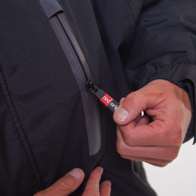 Red Original Co, Pro Change Robe, långärmad ombytesrock - Svart - Red Original Pro Change Robe Stealth Black detail fron pocket