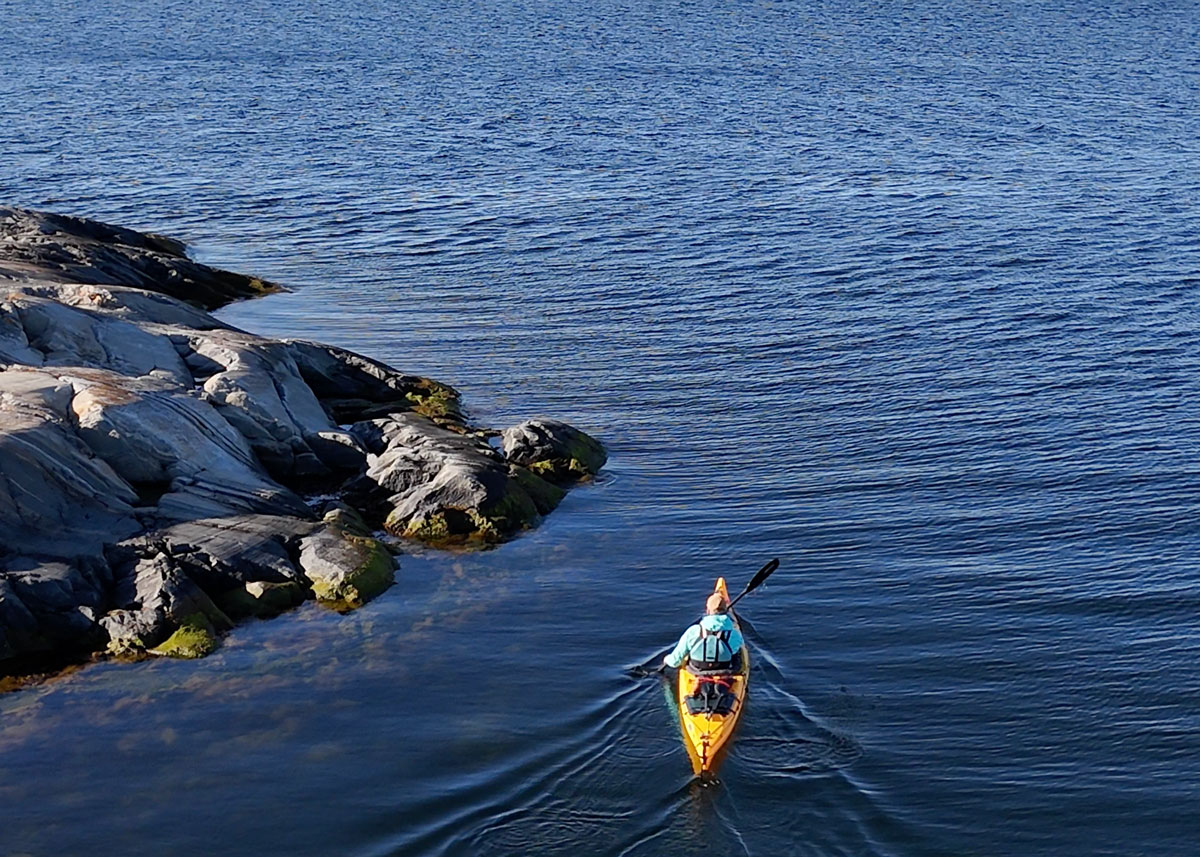 Paddling ute från Ornö Huvud i en Prijon Touryak 500