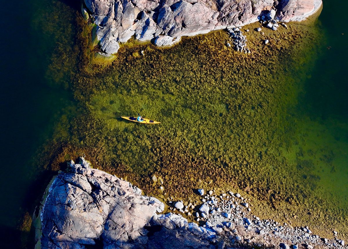 Paddling ute från Dalarö i en Prijon Touryak 500 havskajak.