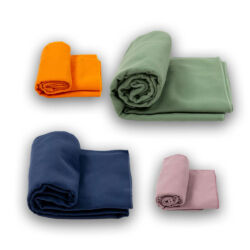 ompact Quick Dry Microfibre Adventure Towel 80 x 40 cm är en lätt, snabbtorkande och kompakt mikrofiberhandduk som absorberar effektivt och torkar snabbt mellan användningarna.