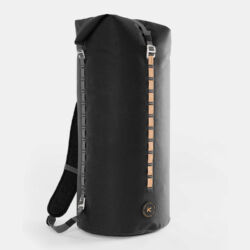 Hiko NOMAD 40L är en lätt, slitstark och helt vattentät ryggsäck utvecklad för paddlare, friluftsentusiaster och resenärer som rör sig mellan vatten och land. Med avtagbara axelremmar, smart rullförslutning och robust 600D-material håller den din utrustning torr och organiserad oavsett om du paddlar kajak, packraft, kanot eller reser till nästa äventyr.