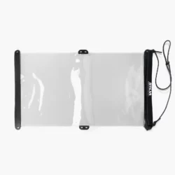 Silva Waterproof Map Case Large är ett slitstarkt och vattentätt kartfodral som håller kartor och mobiltelefon skyddade mot vatten, smuts och väta. Med IPX7-klassning, roll-top-stängning, transparenta sidor och pekskärmskompatibelt material är det ett självklart tillbehör för kajak, SUP, packrafting, vandring och andra friluftsäventyr.